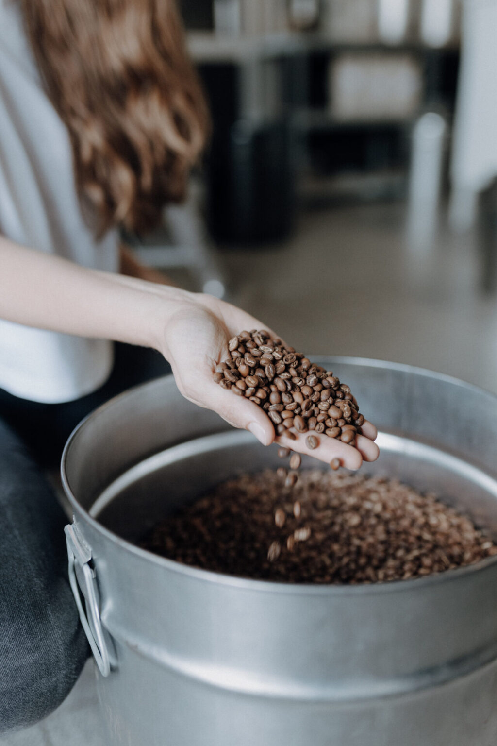Hand schöpft frisch geröstete Kaffeebohnen